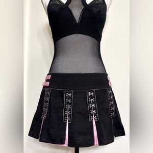 Vintage Y2K Tripp NYC Black and Pink Pleated Skirt with Grommets SZ L